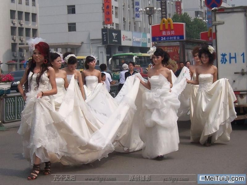 在街上的婚纱模拍[25P]