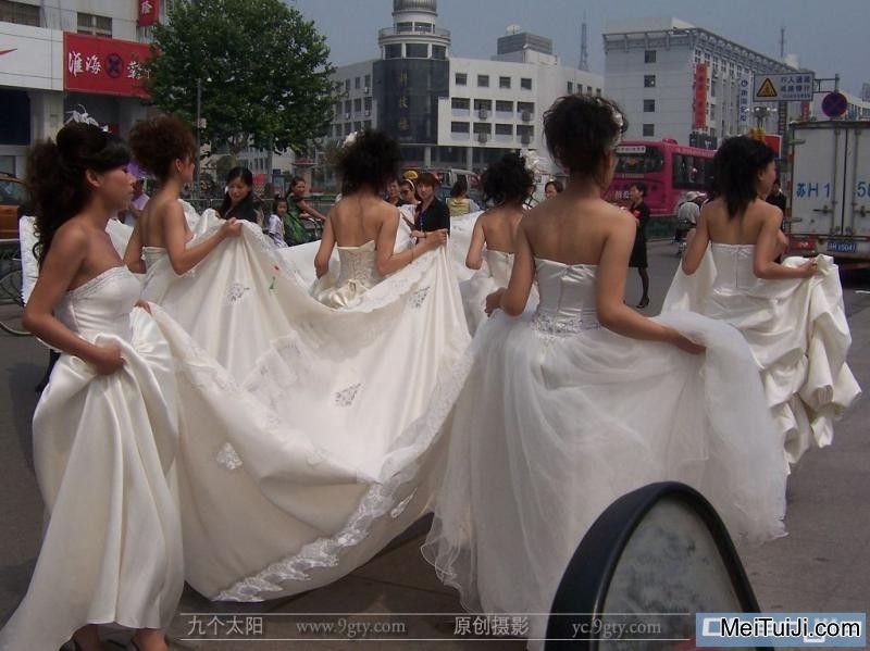 在街上的婚纱模拍[25P]